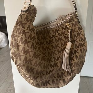 MK BAG. Used a handful of times. Great summer bag!